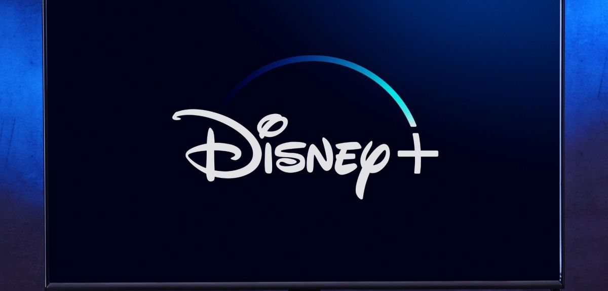 Logo von Disney Plus auf einem Fernseher.