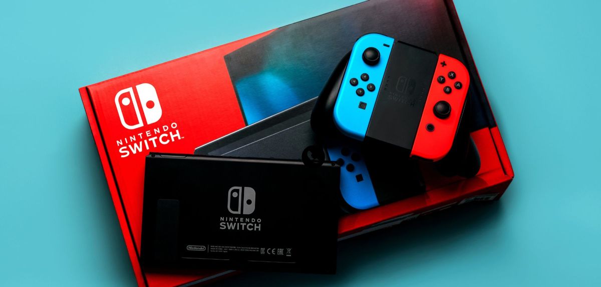 Eine Nintendo Switch mit Zubehör und Verpackung.