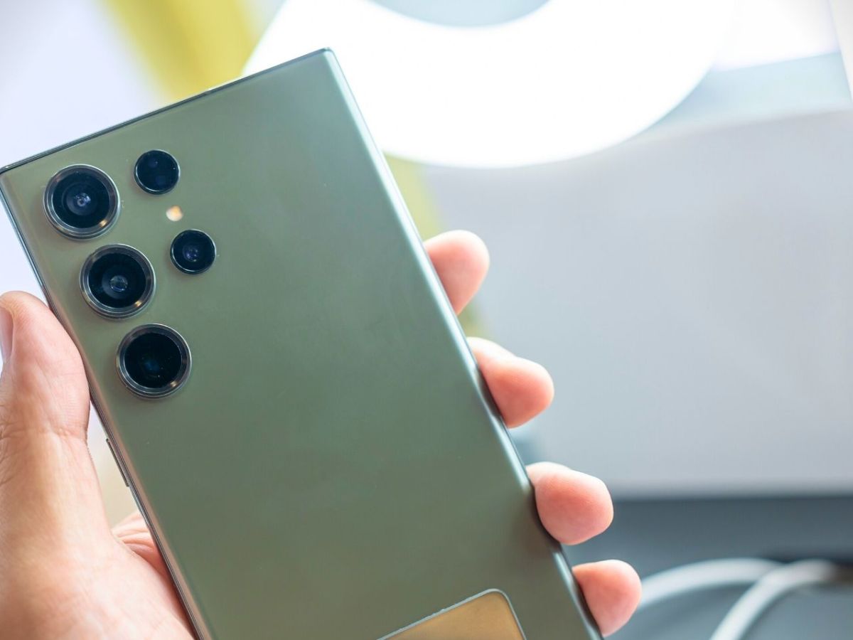Ein Samsung Galaxy S23 Ultra in der Hand einer Person.