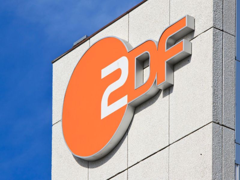 ZDF-Logo an einer Gebäudefassade.