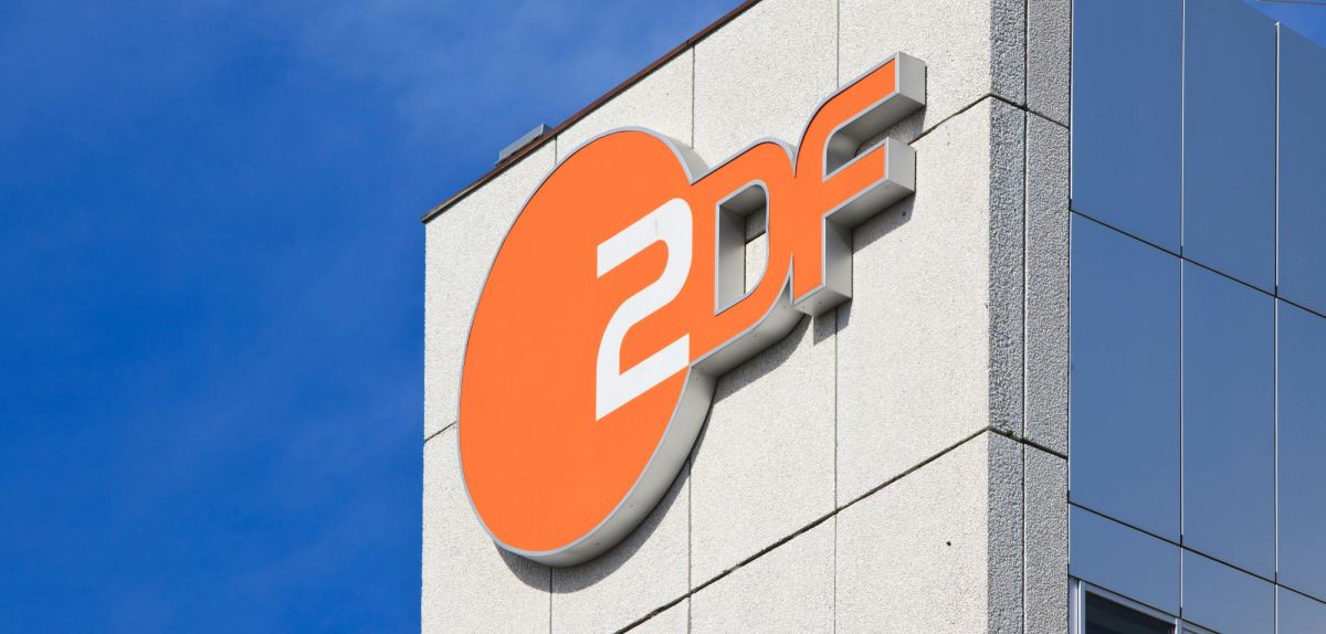 ZDF-Logo an einer Gebäudefassade.