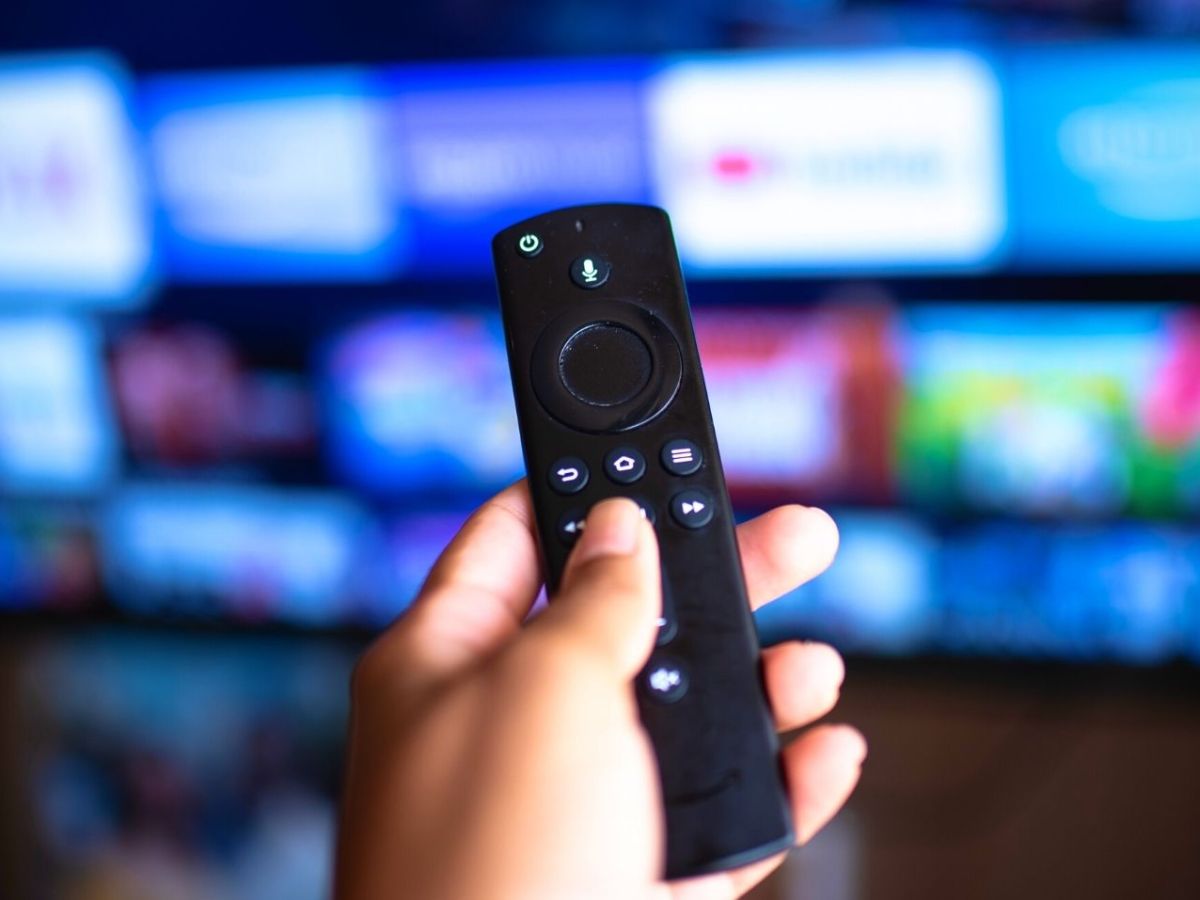 Amazon Fire TV Stick-Fernbedienung vor dem Fernseher