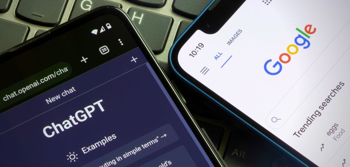 ChatGPT und die Google-Suche nebeneinander auf zwei Smartphones