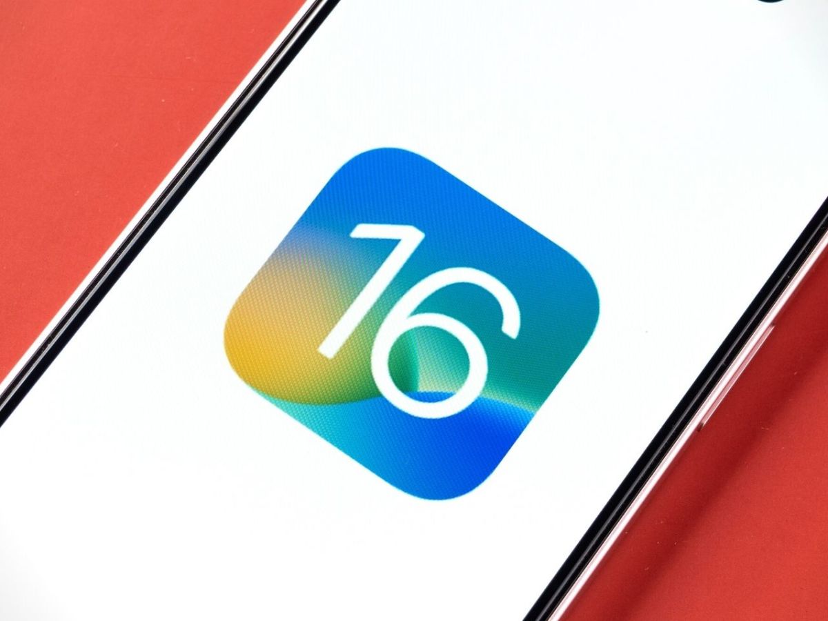 iOS 16-Logo auf einem Handy.