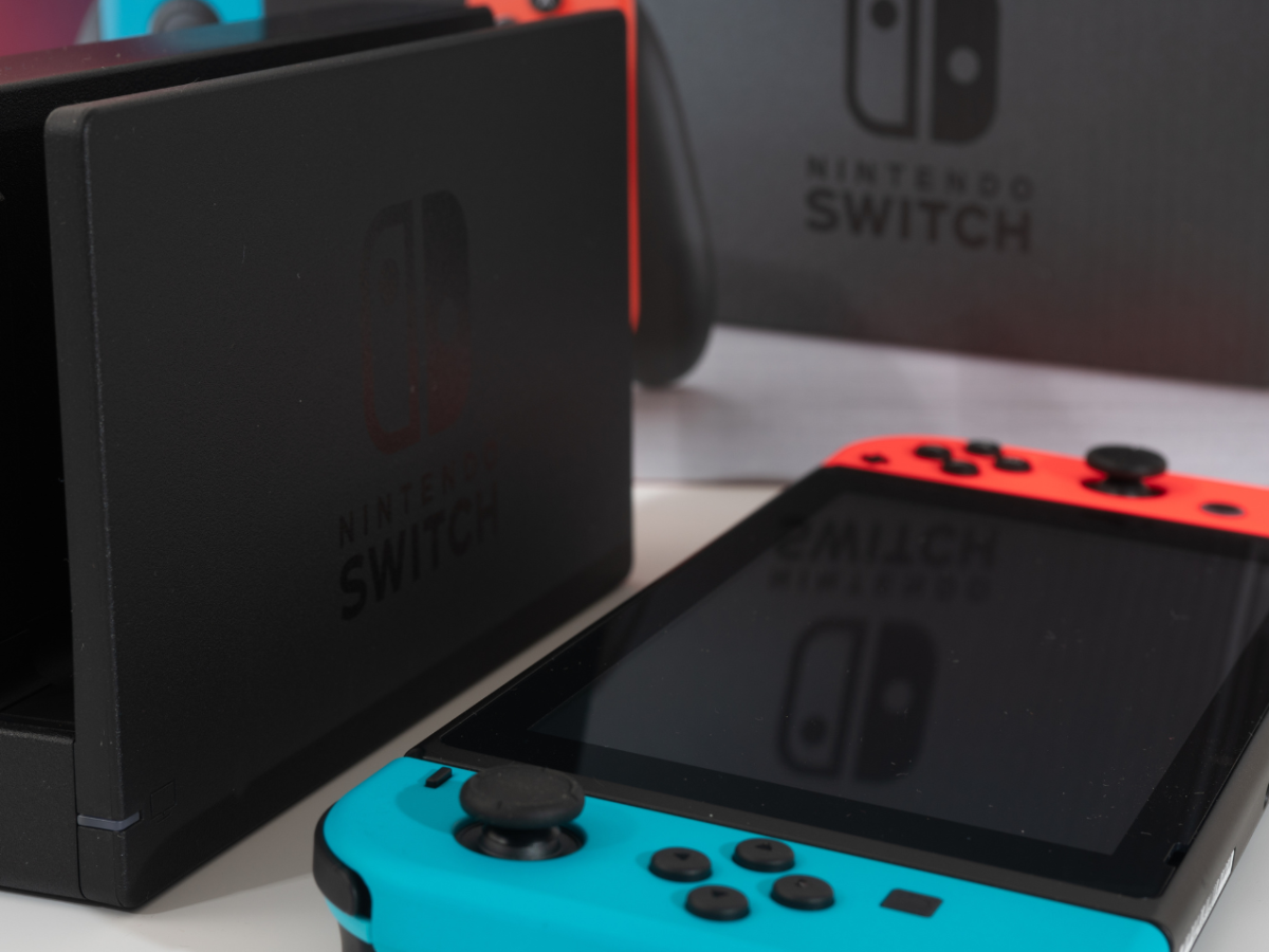 Eine Nintendo Switch mitsamt ihrer Docking-Station.