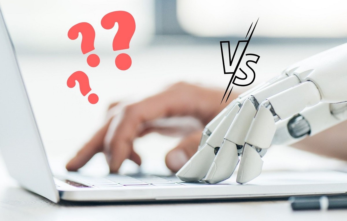 Roboter und Mensch am Laptop