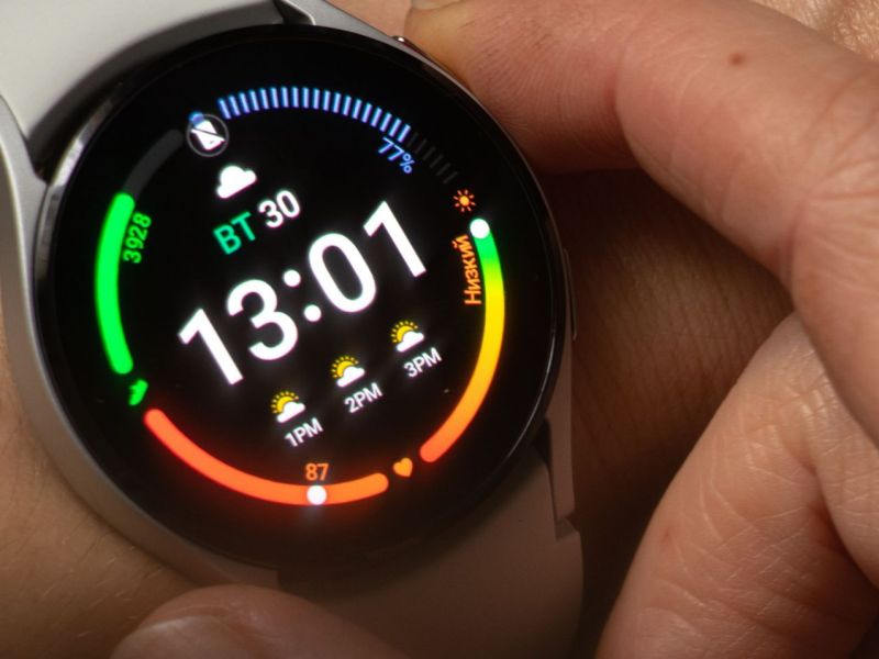 Eine Samsung Galaxy Watch an einem Handgelenk.