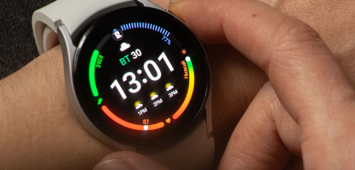 Eine Samsung Galaxy Watch an einem Handgelenk.