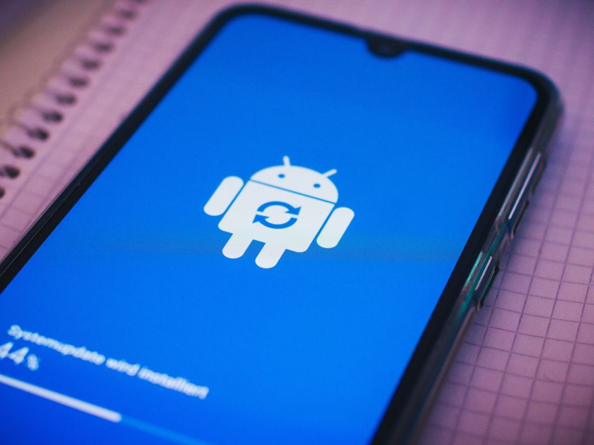 Handy mit einem Android-Update-Ladebildschirm.