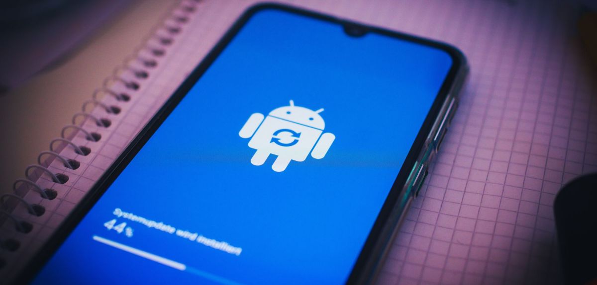 Ein Android-Handy mit einem Update-Ladebildschirm.