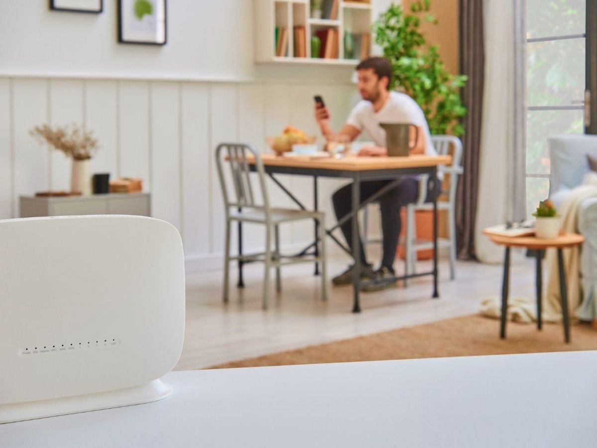 Mesh-Router auf dem Tisch