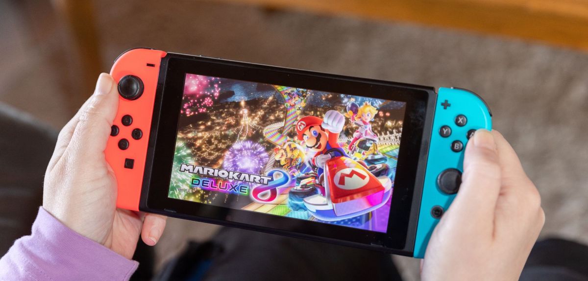 Eine Nintendo Switch mit "Super Mario Kart 8 Deluxe".