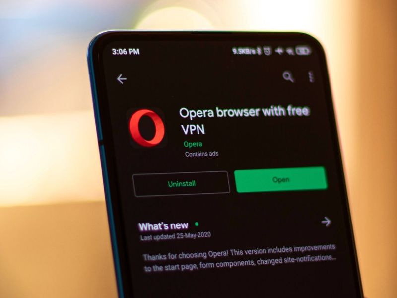 Opera-Browser im Google Play Store auf einem Smartphone