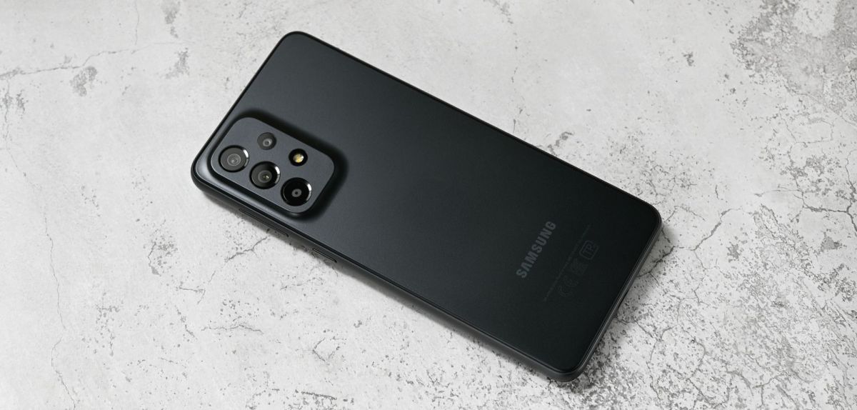 Ein Samsung Galaxy A33 auf hellem Untergrund.