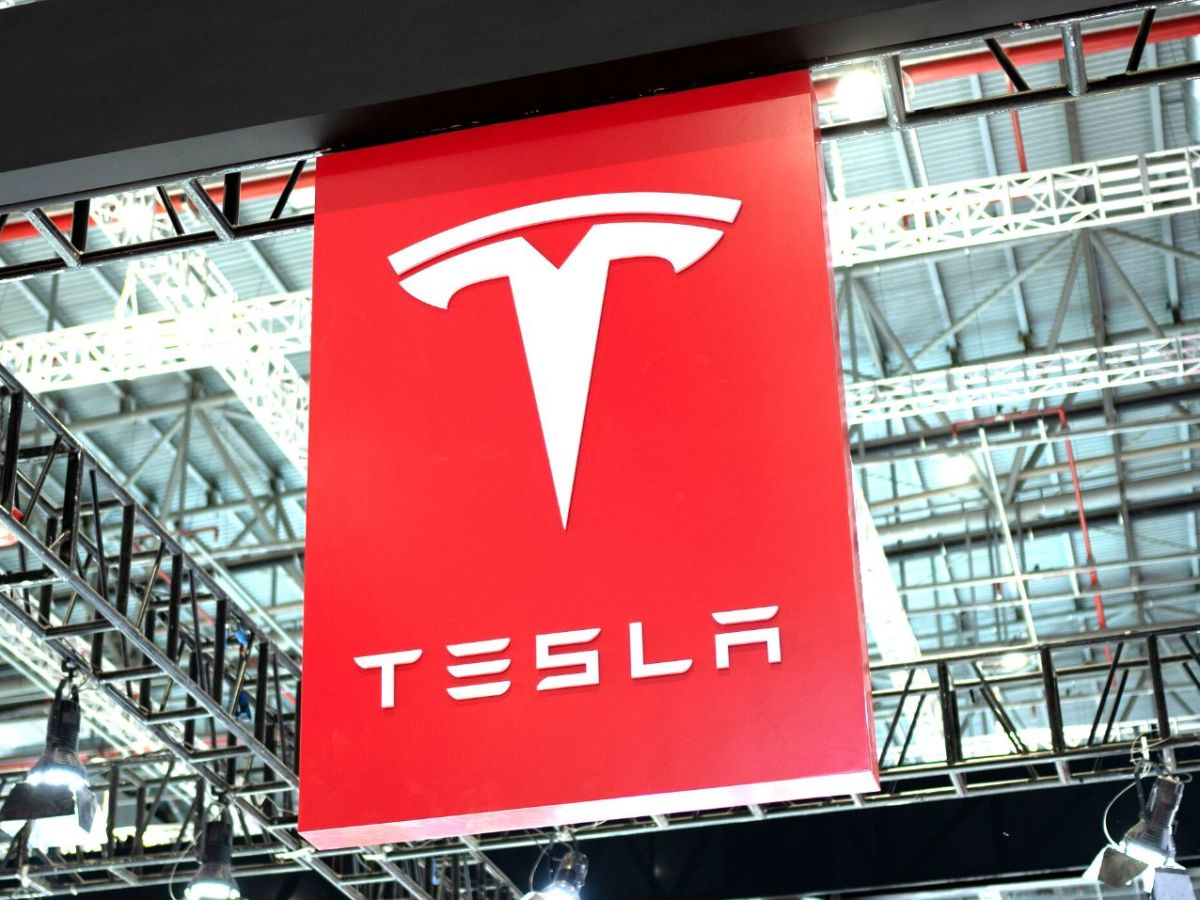 Tesla-Banner auf einer Messe.