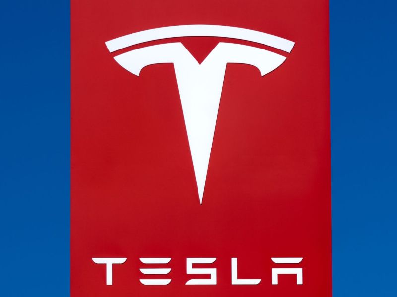 Tesla-Logo auf einem Schild
