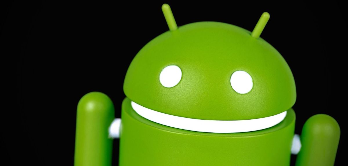 Android Männchen vor schwarzem Grund