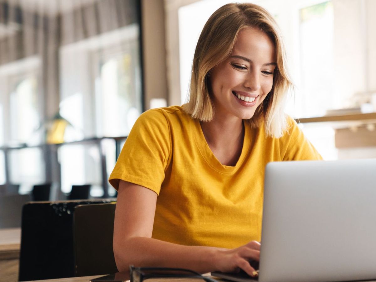 Frau mit Lächeln am Laptop