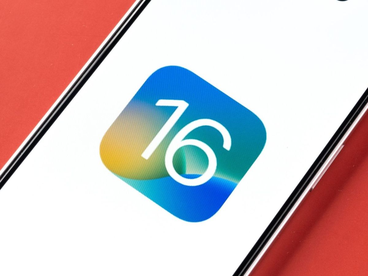 Grafische Darstellung eines Handys mit dem Logo für iOS 16 drauf.