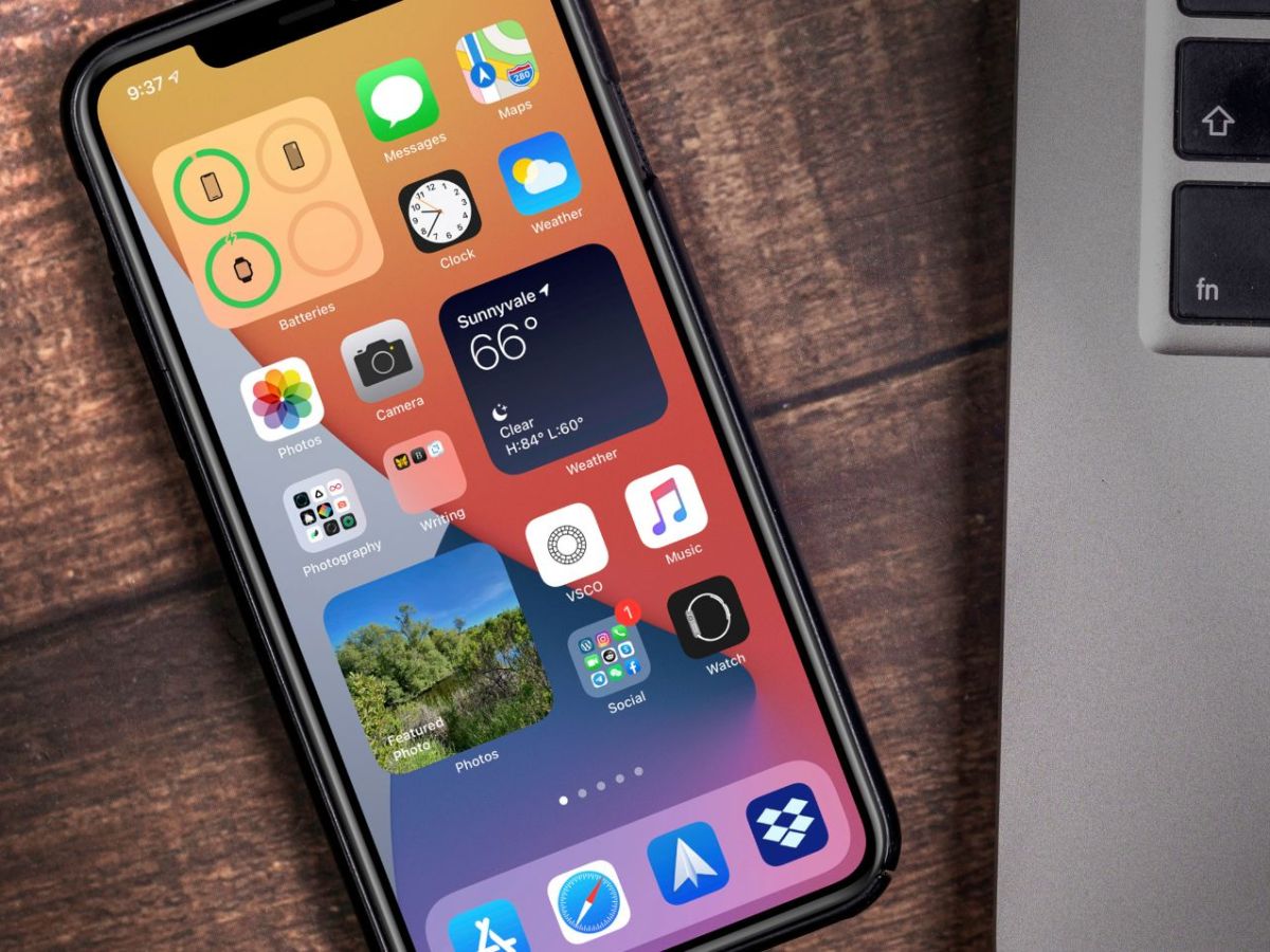 Handy mit vielen iOS-Apps auf dem Homescreen