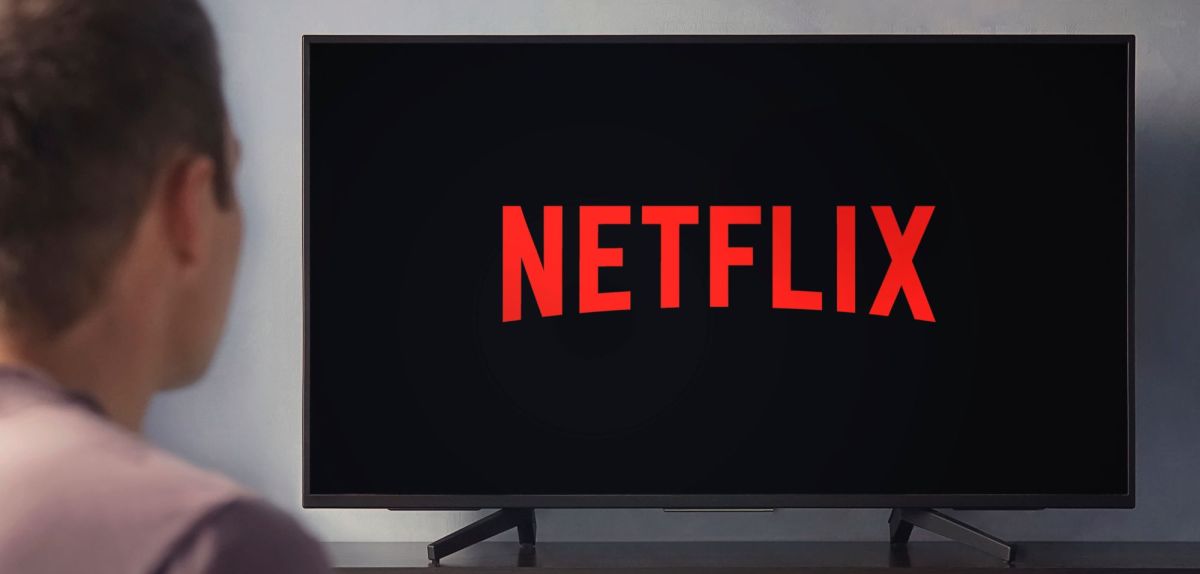 Mann schaut Netflix auf dem Fernseher