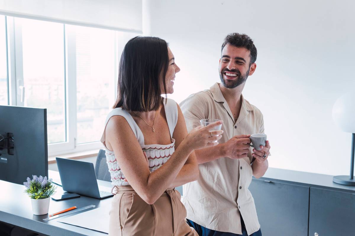 Eine Frau und ein Mann führen im Büro ein Gespräch.