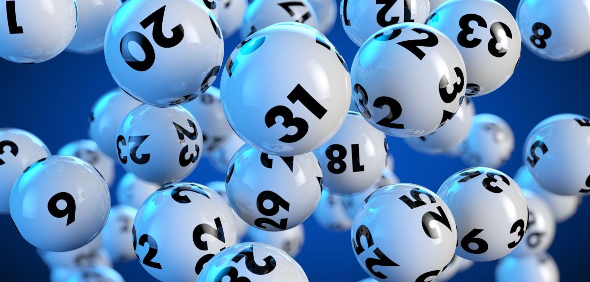 Kugeln eines LOTTO-Spiels vor blauem Grund