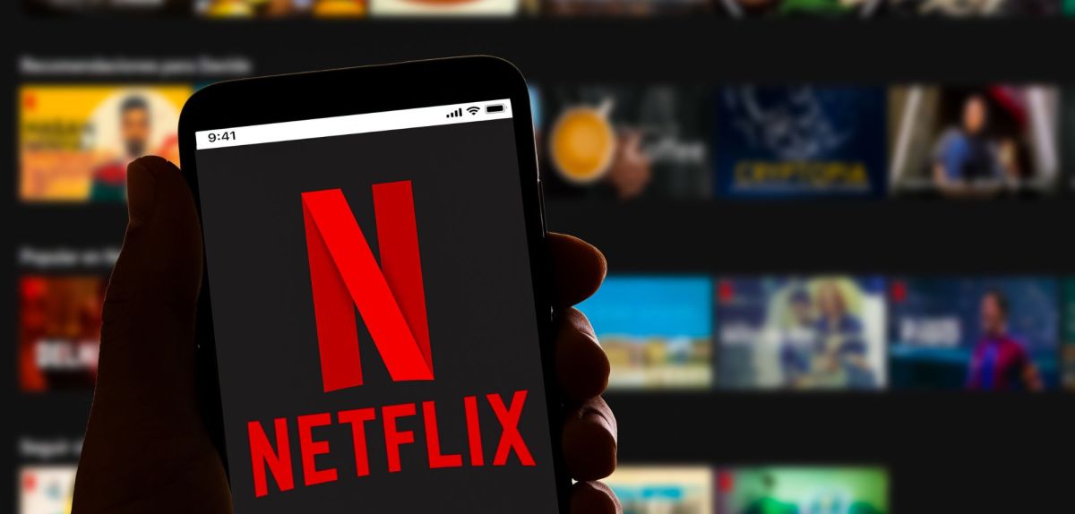 Netflix App und Filme und Serien im Hintergrund