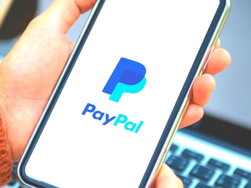 PayPal-Logo auf einem Handy-Bildschirm.