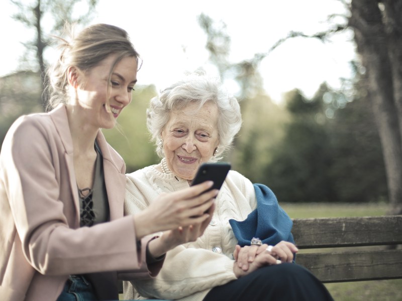 Rentner mit Smartphone