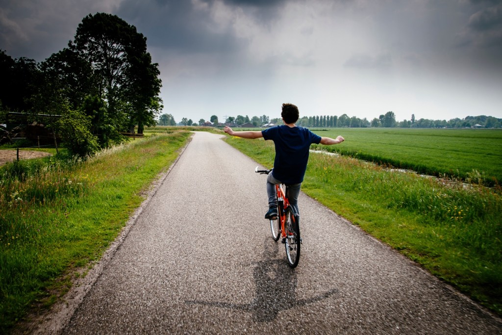 Fahrradfahrer ohne Hände am Lenker