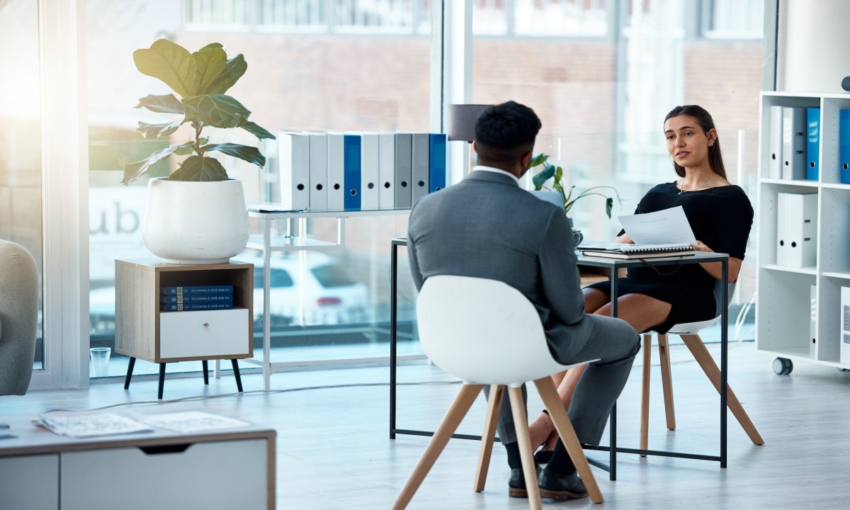 Eine Frau und ein Mann führen im Büro ein Gespräch.