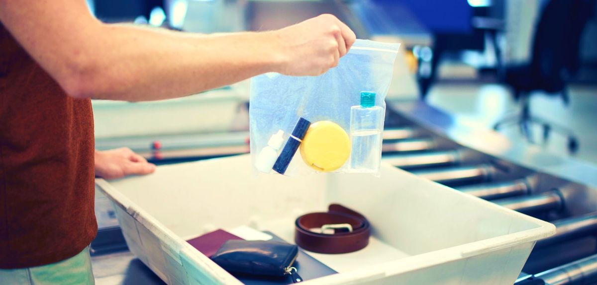 Gepäckkontrolle mit flüssigkeiten am flughafen