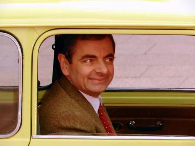 Rowan Atkinson bei einem Premieren-Event in einem Auto.