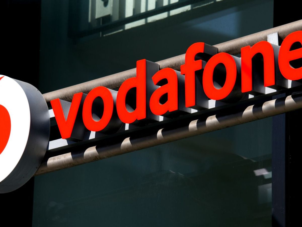 Logo von Vodafone an einer Gebäudefassade.