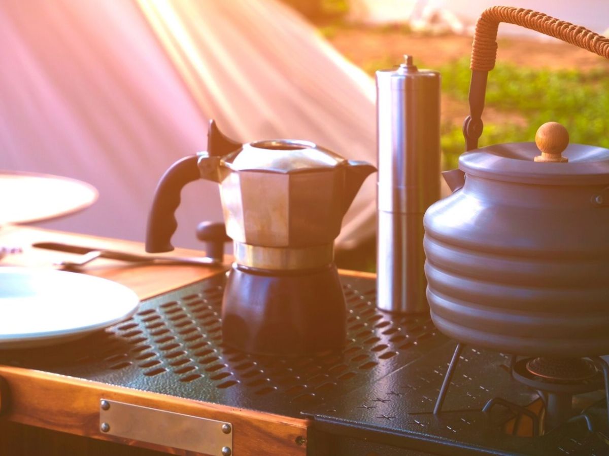 Camping-Küche mit Zubehör auf dem Tisch