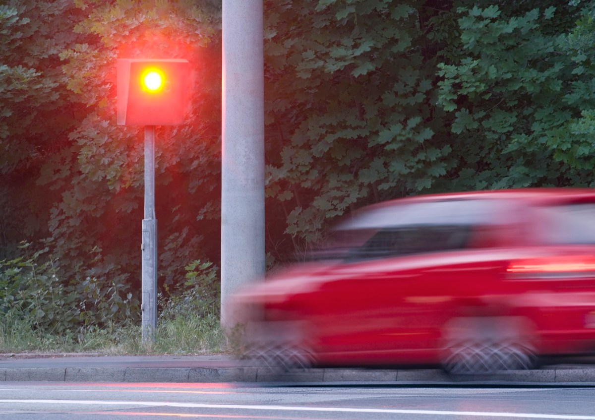 Auto wird von einem Blitzer erfasst