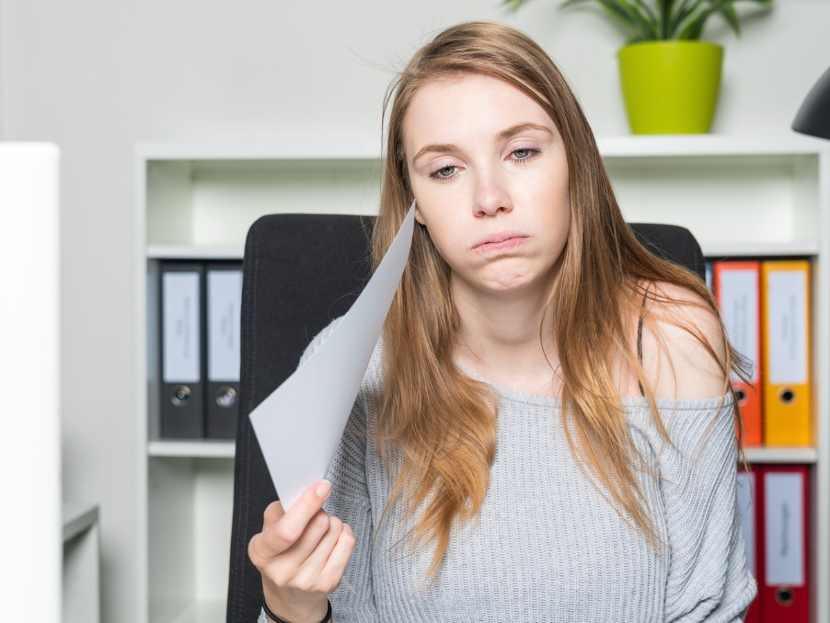 Frau schwitzt im Büro