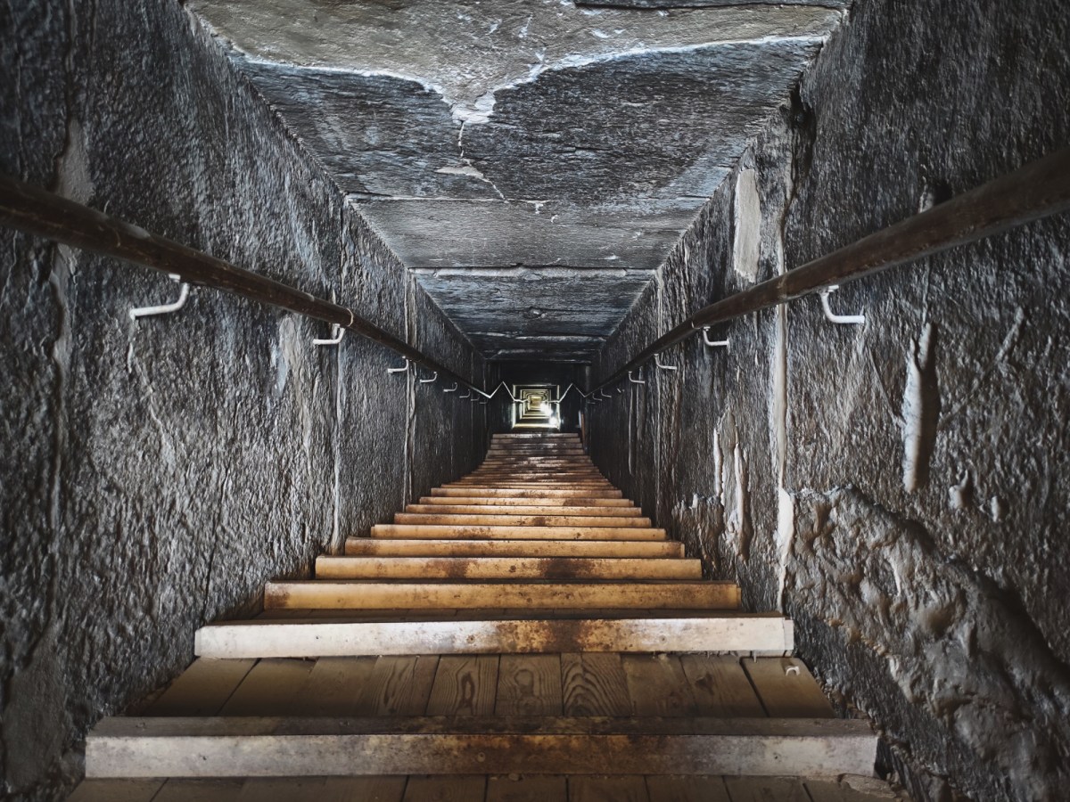 Tunnel in ägyptischer Pyramide