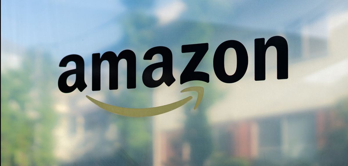 Amazon Logo an einer Glasscheibe