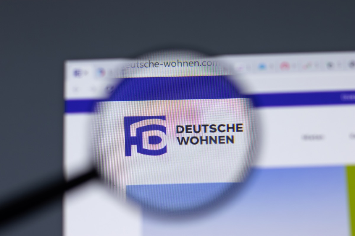 Logo der Deutsche Wohnen unter einer Lupe