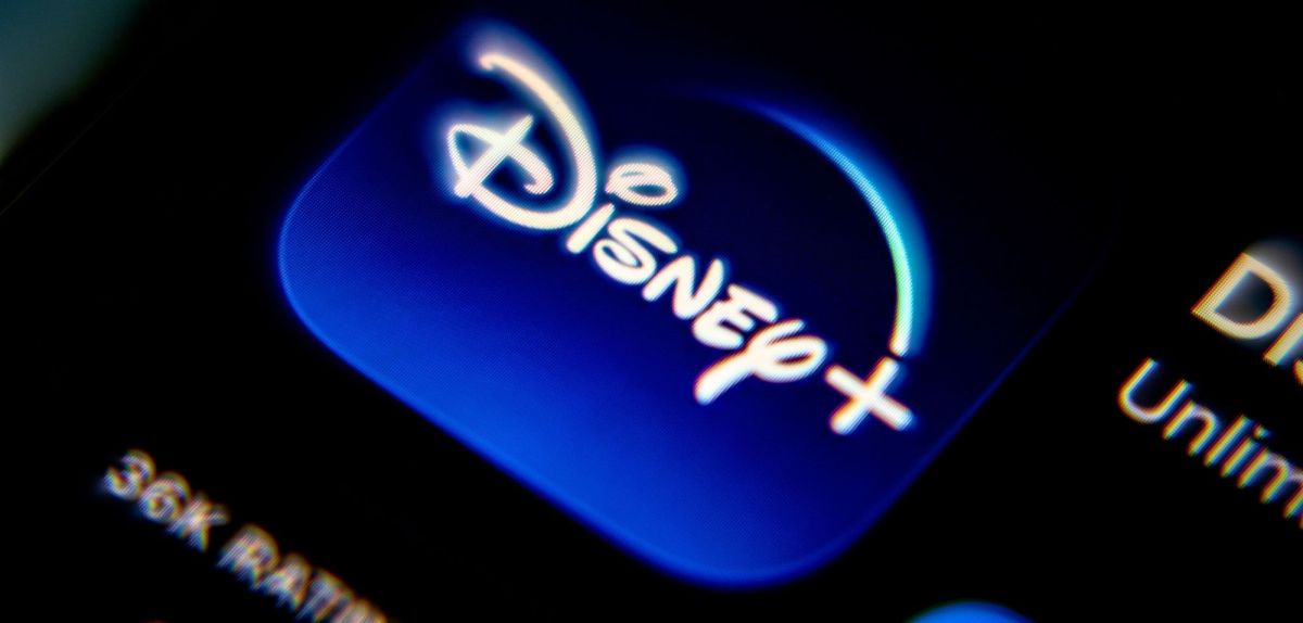 Logo von Disney Plus auf einem Screen.