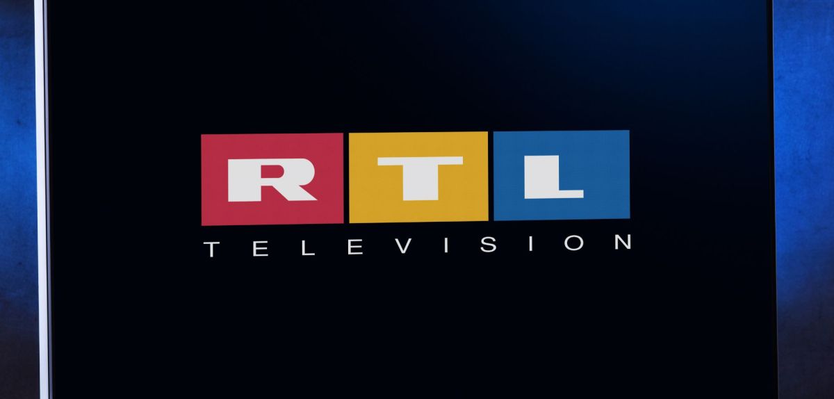 RTL-Logo auf einem Fernseher.