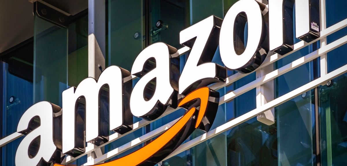 Amazon-Logo an einer Hausfassade