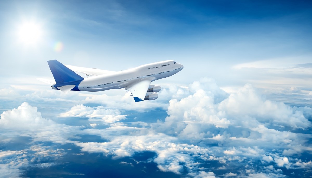 Ein Flugzeug fliegt am Himmel