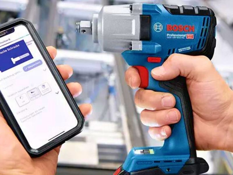 Bosch Professional AKKU-BOHRSCHRAUBER GSR 18V-110 C neben einem Smartphone