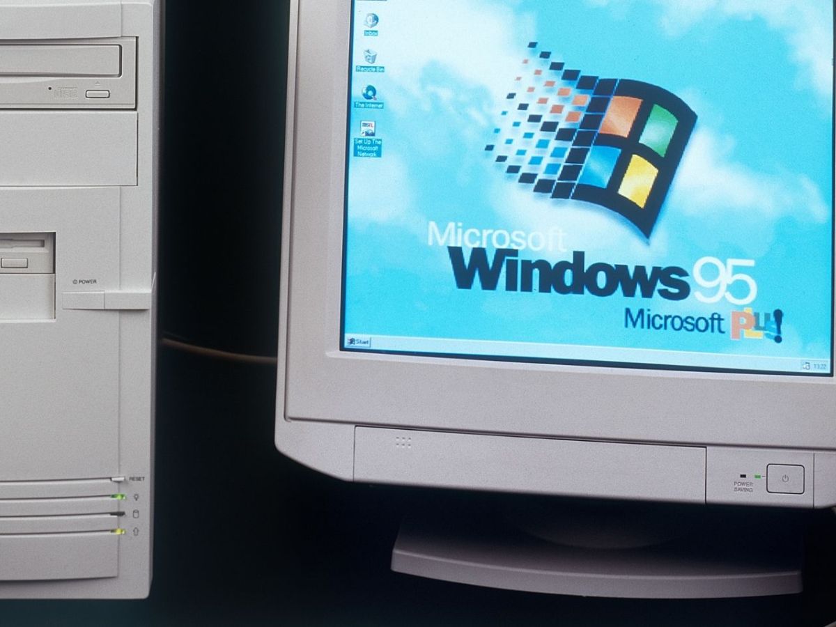 Ein alter Computer mit Windows 95.