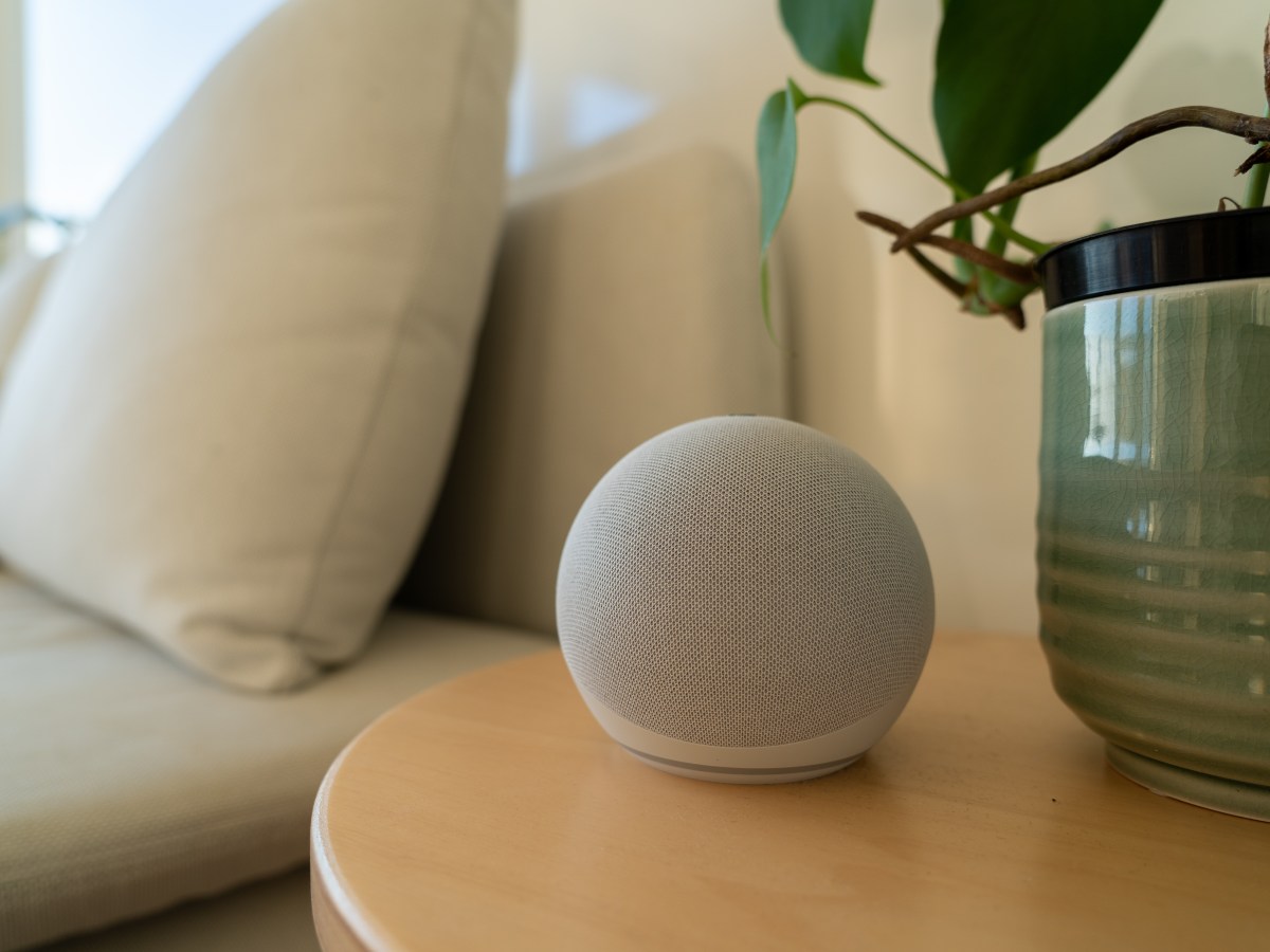 Amazon Echo Dot auf einem Beistelltisch