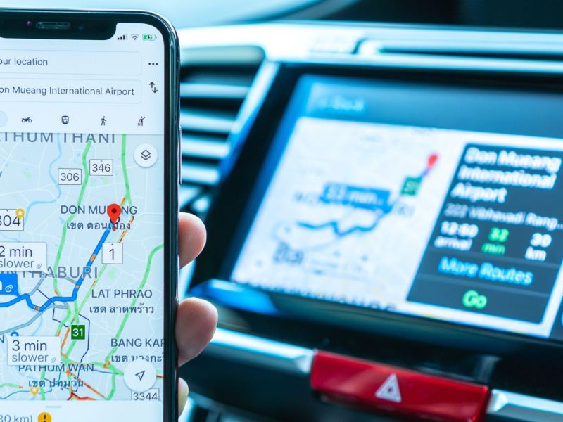 Google Maps auf dem Handy im Auto