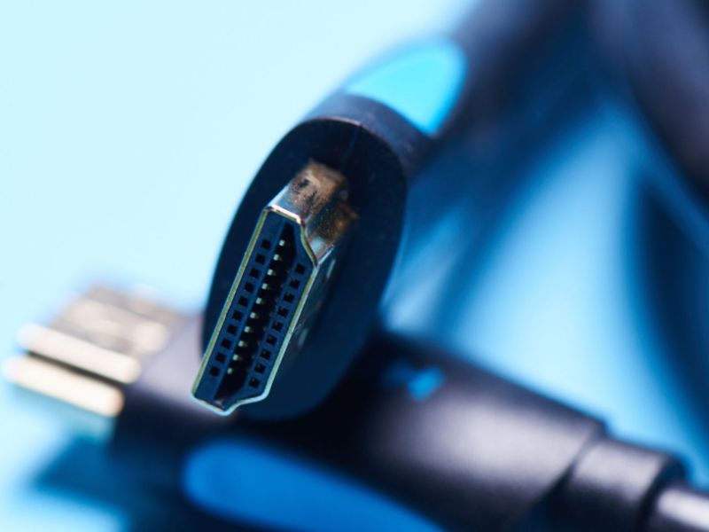 HDMI-Kabel mit blauem Hintergrund.